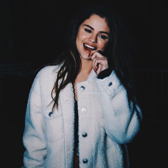 Urban Outfitters UO Stella Bouton Avant Recadrée Cardigan porté par Selena Gomez Complexcon 2 novembre 2019