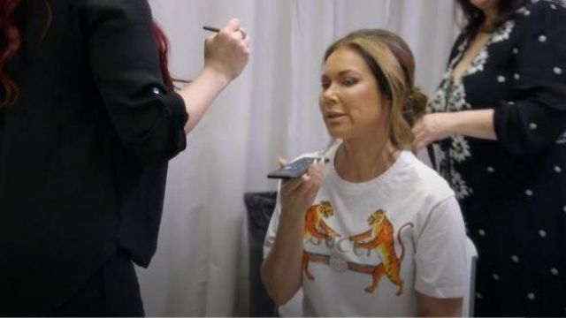 Gucci Blanc et le Tigre d'Impression de T-Shirt porté par elle-Même (LeeAnne Locken) dans Le Real Housewives of Dallas Saison 04 Épisode 09
