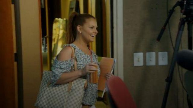 Louis Vuitton Gris et Blanc Grille de Sac Fourre-tout porté par Brandi Redmond dans Le Real Housewives of Dallas Saison 04 Épisode 09