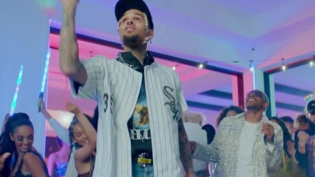 Héron preston Ceinture porté par Chris Brown dans la vidéo YouTube Eric Bellinger - Type d'Une Façon (ft. Chris Brown & OG Parker) [official Music Video]