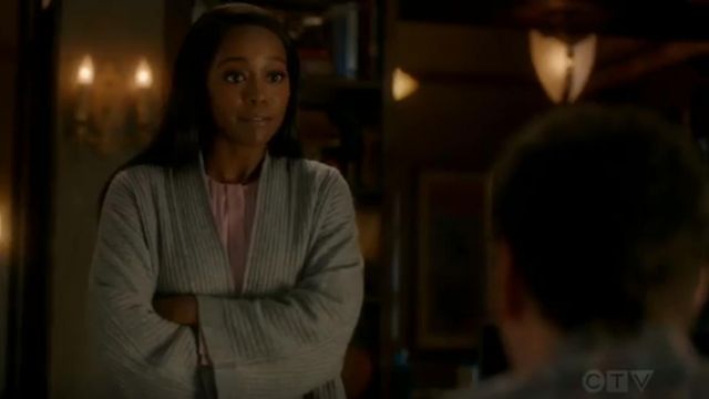 Vince Cardigan avec Split Panneau portés par Michaela Pratt (Aja Naomi King) dans la Façon de s'en tirer avec Assassiner Saison 06 Episode 06