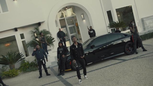 Givenchy Veste Denim Classique porté par Roddy Ricch dans la vidéo YouTube Roddy Ricch - Out Tha Boue [official Music Video] (Dir. par JMP)