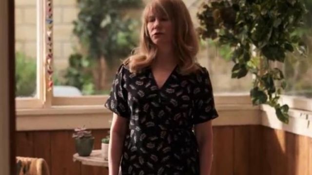 Hvn Maria Leop­ard Print Silk Mi­ni Dress worn by Elsa Gardner (Jennifer Jason Leigh) in Atypical Season 3 Episode 3