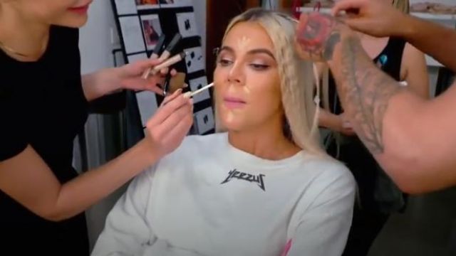 Yeezus Blanc Tour de Glastonbury Blanc à Manches Longues Kanye West Shirt Yeezy porté par Khloé Kardashian en accord avec les Kardashians Saison 17 Épisode 8