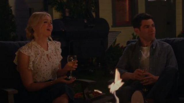 Rebecca Taylor Floral Key Top usado por Gemma (Beth Behrs) en The Neighborhood Temporada 02 Episodio 07