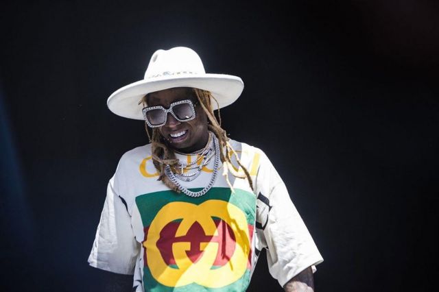 Gucci Crys­tal Em­bell­ished Square Sun­glass­es of Lil Wayne on the Instagram account @setlist.fm