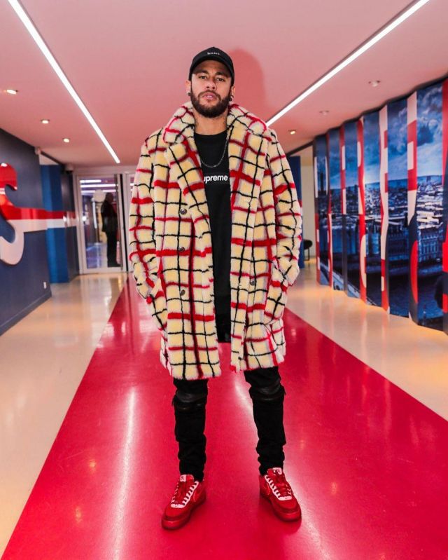 The jacket beige carreaus black and red Neymar on his account Instagram @neymarjr
