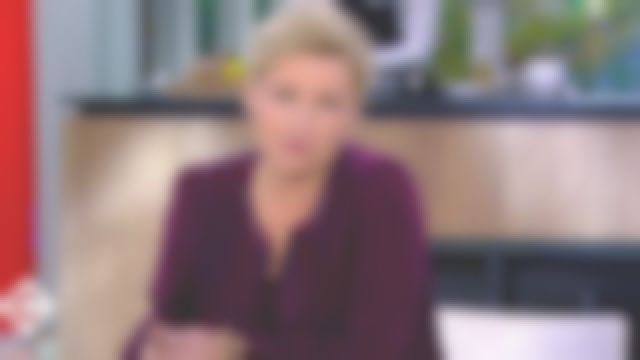 La chemise col rond ample à rayures en fibres métallisées  de Anne-Élisabeth Lemoine dans C à vous le 05.11.2019