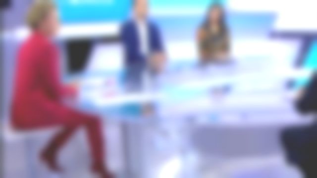 Le pantalon coupe droite, en jacquard léopard rouge de Caroline Roux dans C dans l'air le 05.11.2019