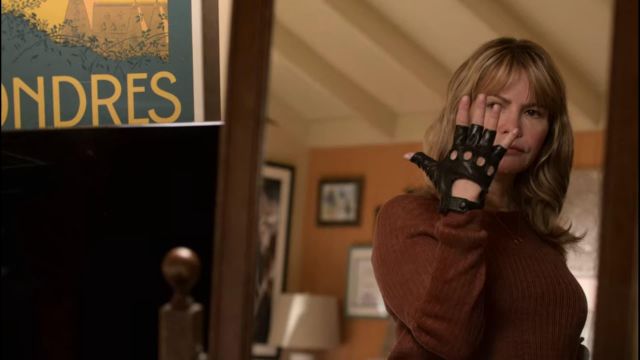 Mittens in leather by Elsa Gardner (Jennifer Jason Leigh) in Atypical (S03E03)