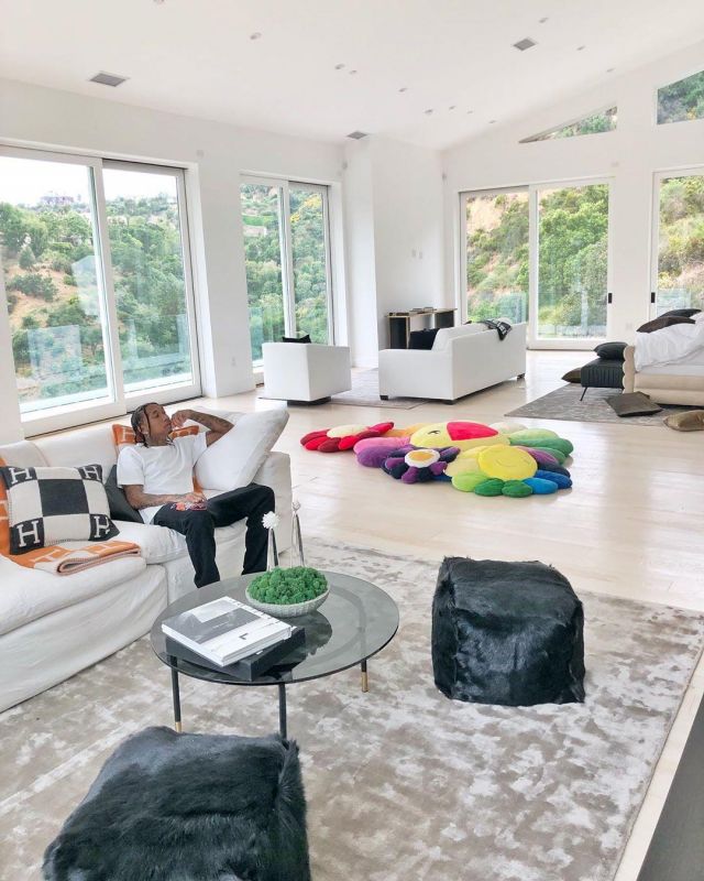 Hermès Black and White Avalon pillow of Tyga on the Instagram account @tyga