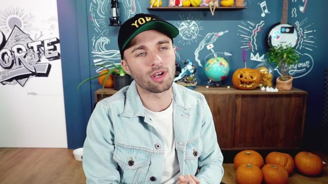 La veste en jean claire portée par Squeezie dans sa vidéo Si vous ne comprenez rien c’est normal moi non plus (Linda Brown #2)