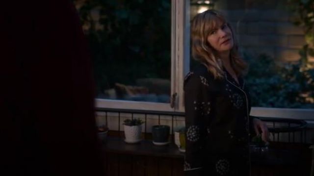Clare V White Sandy Bag worn by Elsa Gardner (Jennifer Jason Leigh) in  Atypical Season 3 Episode 5