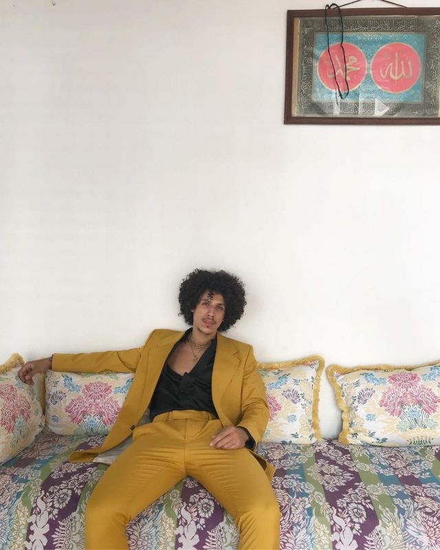 La veste blazer jaune moutarde de Rilès sur le compte Instagram de @0riles