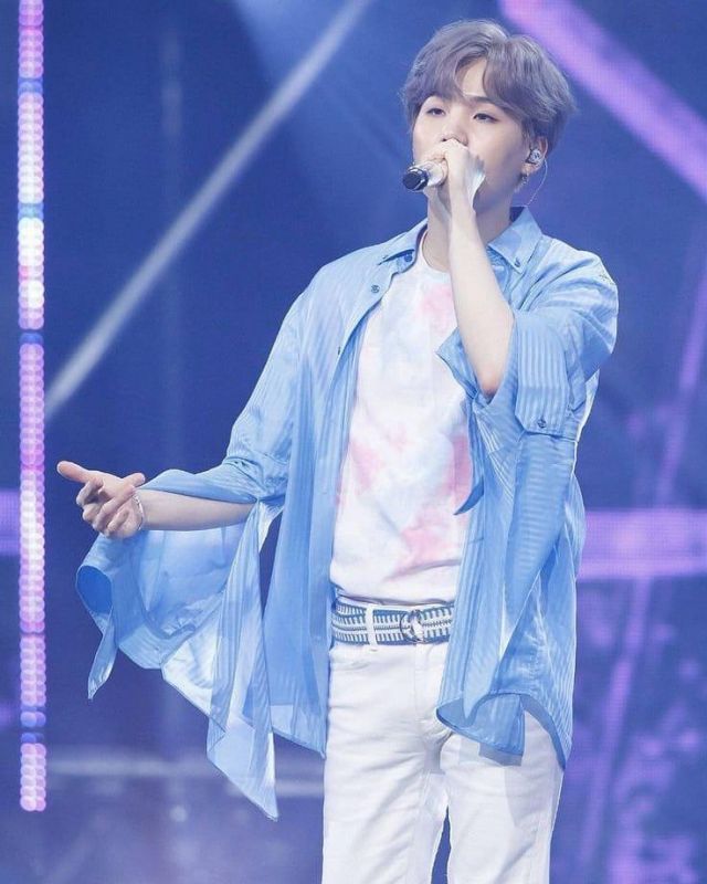 Camisa azul a cuadros largos de Suga (BTS) en la cuenta de Instagram @suga__ibighit
