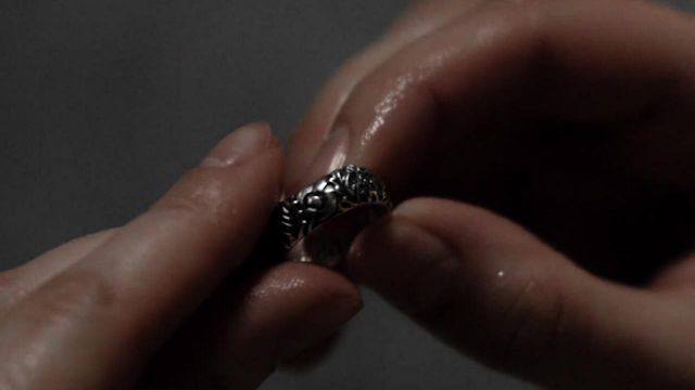 Ik heb het erkend Huis glans The new ring decorated with thistles of Claire Randall (Caitriona Balfe) in  Outlander (S04E06) | Spotern