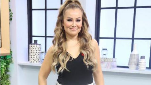 Reiss Sophia Noir Col V Bodycon Haut porté par Melissa sur La Boucle 5 novembre 2019