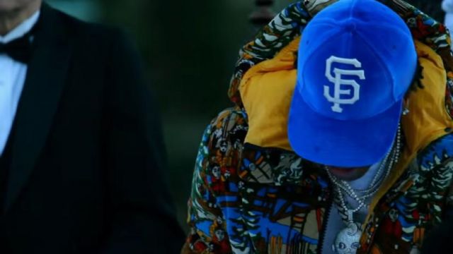 Gucci San Francisco Giants Chapeau de Velours utilisé par Ptit Bébé dans la vidéo YouTube Yo Gotti ft. Lil Baby - Mettre une Date Sur Elle (Vidéo Officielle)