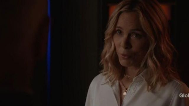 Blusa blanca de marco con costuras negras de contraste usadas por Jack Sloane (Maria Bello) en NCIS Temporada 17 Episodio 06