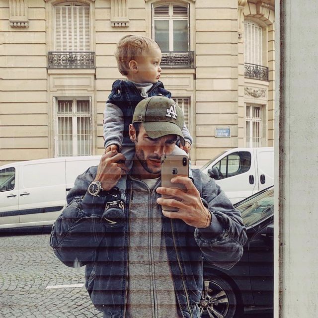 Le blouson noir en jean porté par Hugo Philip sur son compte Instagram @hugophilip