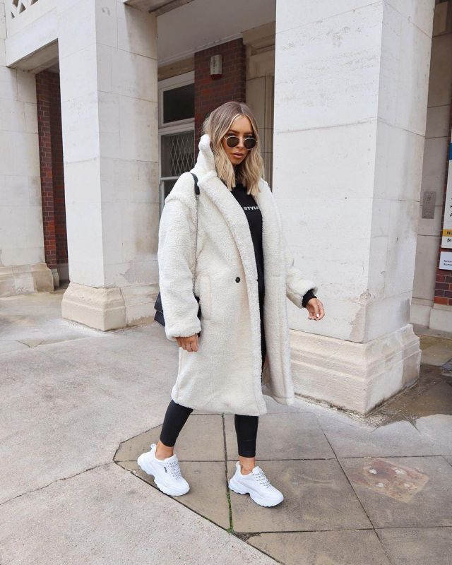 Cream Ted­dy Coat of Alexx Coll on the Instagram account @alexxcoll