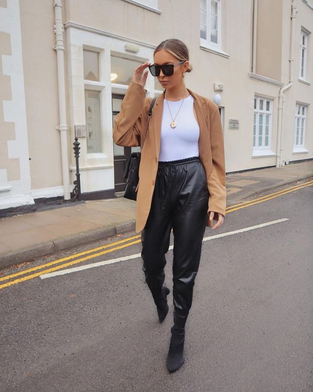 Chaya Black PU Elas­ti­cat­ed Cropped Trousers of Alexx Coll on the Instagram account @alexxcoll