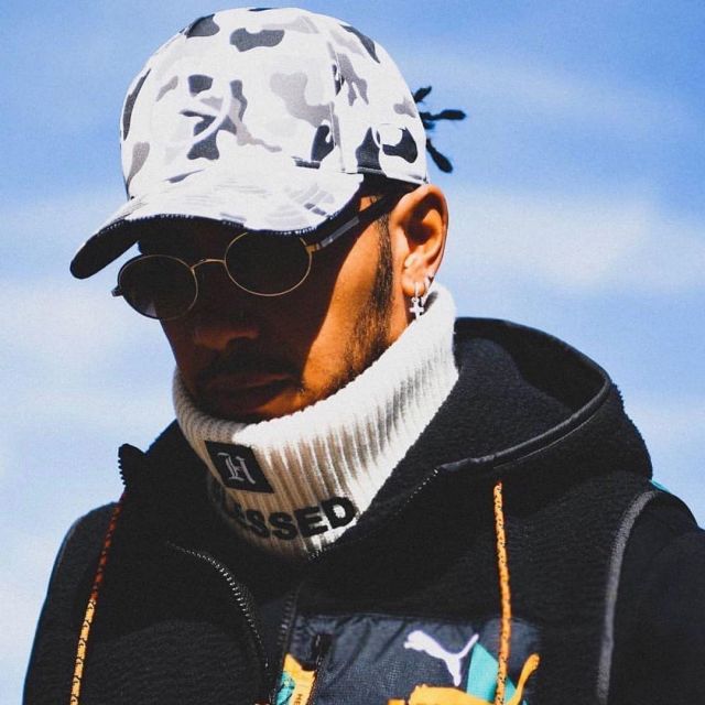 The hide-and-neck Tommy Hilfiger x Lewis of Lewis Hamilton on his account Instagram @lewishamilton