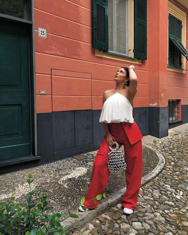 La pantalon rouge de Nîmes par Jacquemus porté par Kylie Jenner sur son compte Instagram @kyliejenner