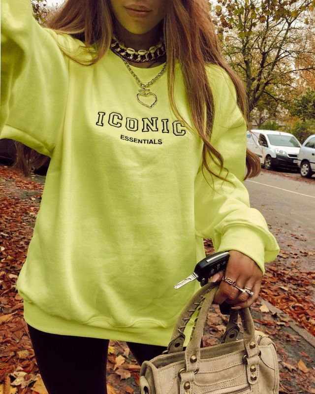 Yellow Iconic Slogan Oversized Sweatshirt of Beth Bartram en la cuenta de Instagram @beth_bartram