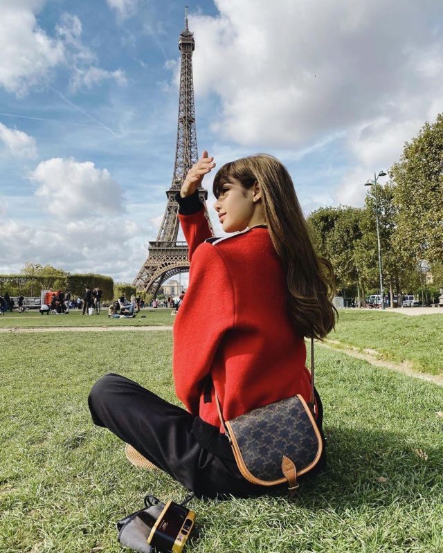 The cac shoulder Celine worn by Lisa in Paris on the account Instagram of @lalalalisa_m