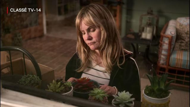 T shirt rayé noir et blanc de Elsa Gardner (Jennifer Jason Leigh) dans Atypical (S03E06)