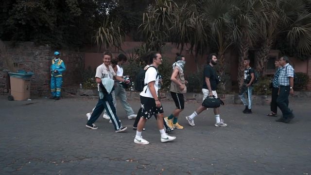 Les chaussures Adidas Ozweego en Blanc portées par un figurant dans le clip QUEEN de Rilès