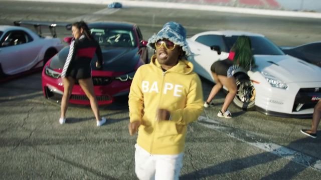 The sweat-shirt with zip yellow BAPE of MadeinTYO in the clip Hot Shower, Chance the Rapper feat. MadeinTYO