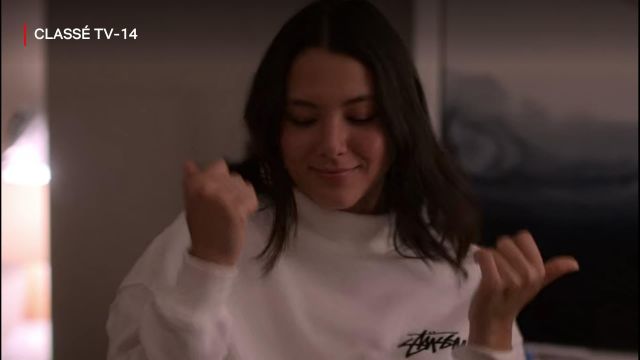 Sweat-shirt white Izzie (Fivel Stewart) in Atypical (S03E09)