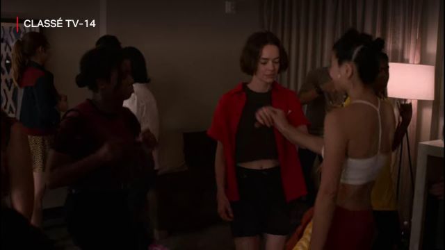 Red shirt of Casey Gardner (Brigette Lundy-Paine) in Atypical (S03E09)