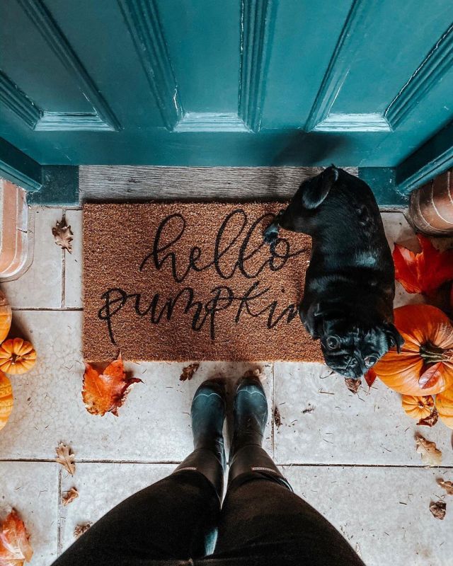 The doormat Hello Pumpkin of Zoella on the account Instagram of @zoesugg