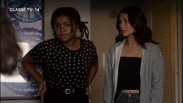Creoles of Izzie (Fivel Stewart) in Atypical (S03E09)