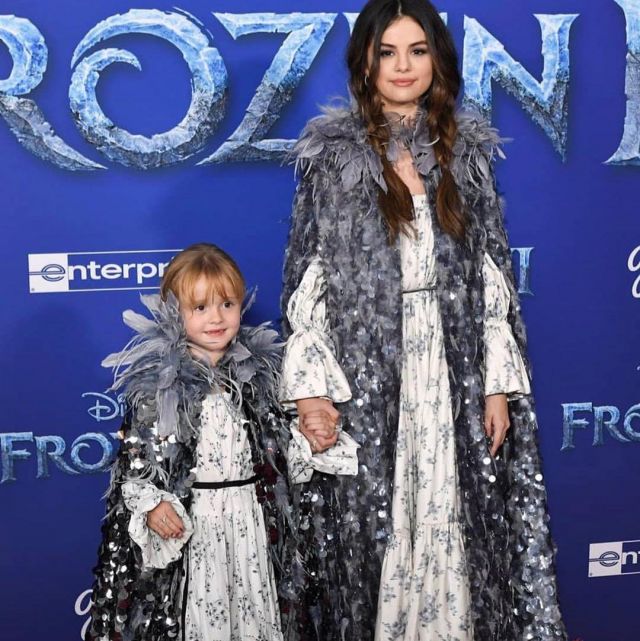 Marc Jacobs imprimé Floral Plissé en Crêpe De Chine Robe portée par Selena Gomez Surgelés 2 Premiere 7 novembre 2019