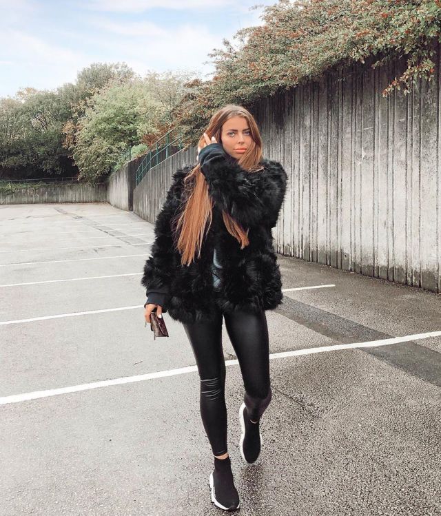 Black Leather Leggings of Beth Bartram on the Instagram account @beth_bartram