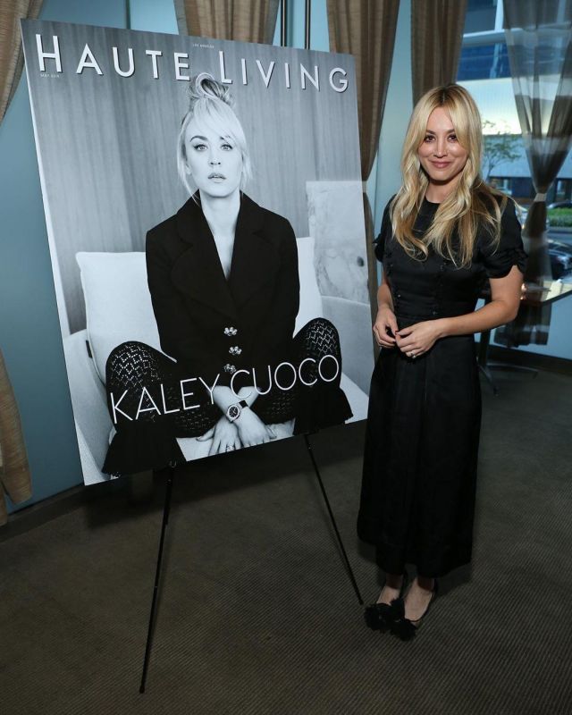 Court shoes with tulle knots of Kaley Cuoco on the account Instagram of @kaleycuoco