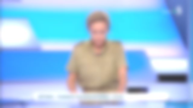 La combinaison kaki de Caroline Roux dans C dans l'air