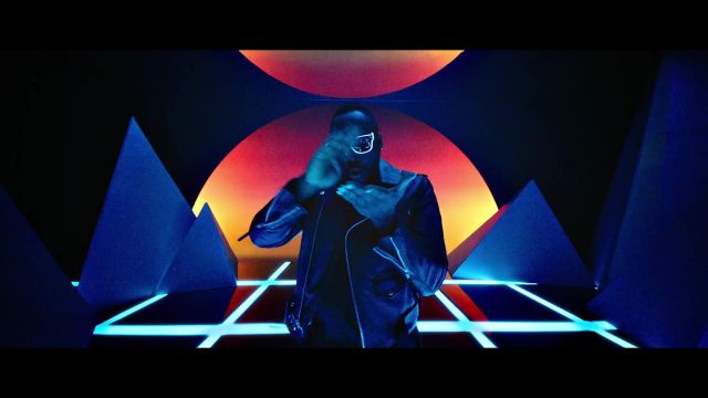 La veste en cuir portée par Will I Am dans le clip RITMO (Bad Boys For Life) de The Black Eyed Peas, J Balvin