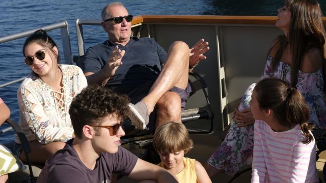de sol usadas por Luke Dunphy (Nolan Gould) en Modern Family (S09E01) | Spotern