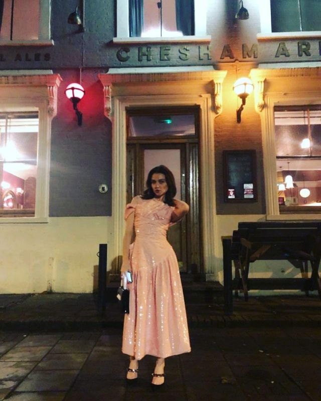 Simone Rocha midi robe rose porté par Jessica Barden sur l'Instagram account @jessybarden