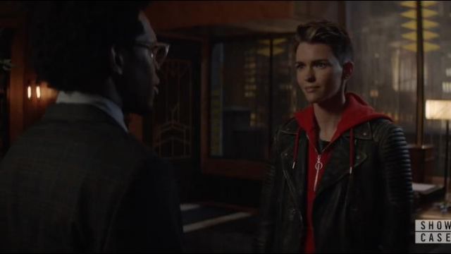 Allsaints Veste en Cuir Noir porté par Kate Kane (Ruby Rose) dans la Batwoman Season01 Episode06