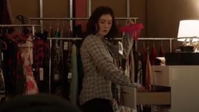 La Perla Rose Fuchsia stretch en dentelle Leavers string porté par Debbie Gallagher (Emma Kenney) dans Shameless Saison 10 Épisode 1