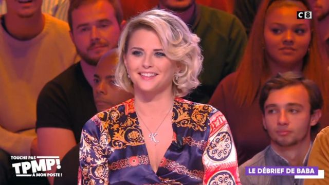 Blouse blue printed scarf short sleeves knot in front of Kelly Vedovelli in Key not at my post