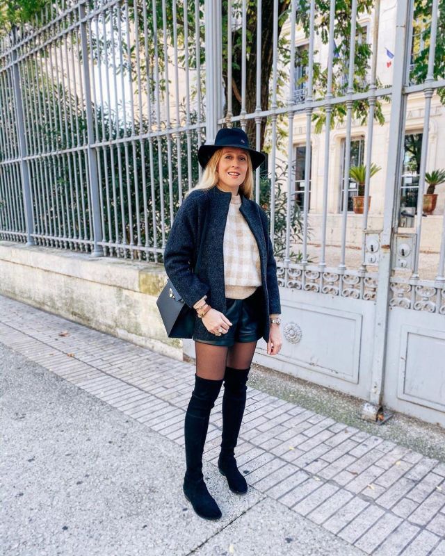Le short en cuir Maje de Charlène sur le compte Instagram de @thebabooshka