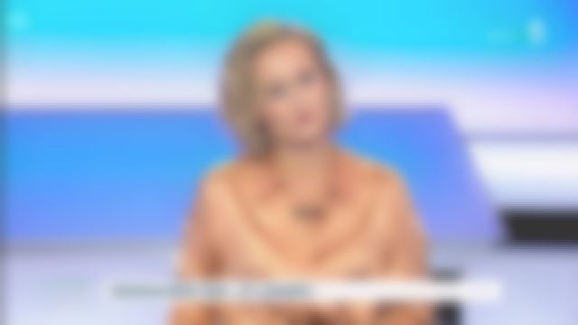 Camisa de seda satinada de oro rosa de Caroline Roux en C dans l'air el 13.11.2019