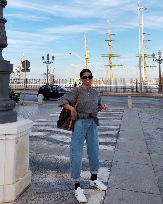 Zapatillas Blancas de María Teresa Valdés en la cuenta de Instagram @marvaldel
